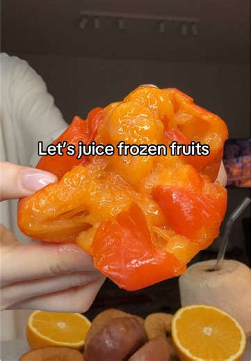 Today w’re juicing apples 🍎 oranges 🍊 kiwis 🥝 persimmons and coconuts 🥥 with my manual juicer 💦 #juice #juicing #freshjuice #kitchenhacks #kitchengadgets