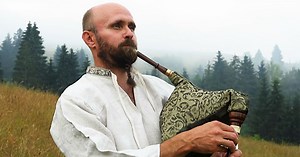 Folk&Bass Orchestra predstavuje unikátne spojenie so Ženami z Muzičky v novinke Močí ďiovča konope