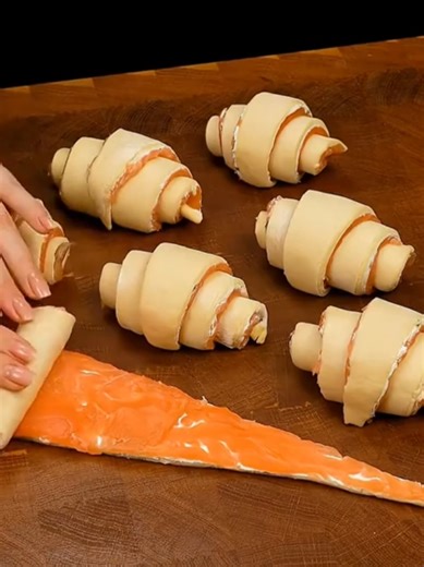 Закуска из слоеного теста с лососем и сыром