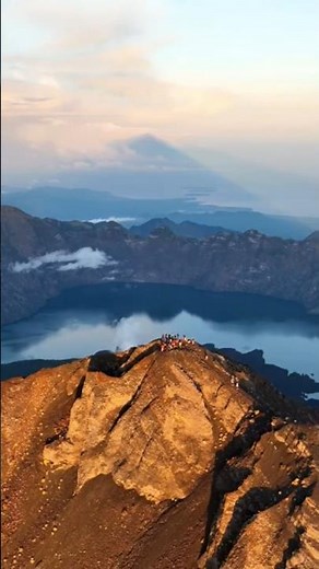 No shortcuts to this #MountRinjani #IndonesiaTravel #NaturalWonders