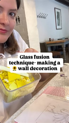 ✨ Glass Fusion Experience ✨ This summer I finally had the chance to try something totally new — glass fusion! A friend invited me to this and in some ways she introduced me to the technique, and with all the beautiful sunflowers 🌻 blooming in my garden, I felt inspired to create this little wall decoration for my home 🏠. It was completely different from anything I’ve done before, and honestly, it was challenging 😓 — but the hard work, experimenting with new materials, and learning the techniq
