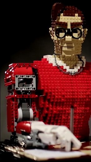 This LEGO robot can draw anything