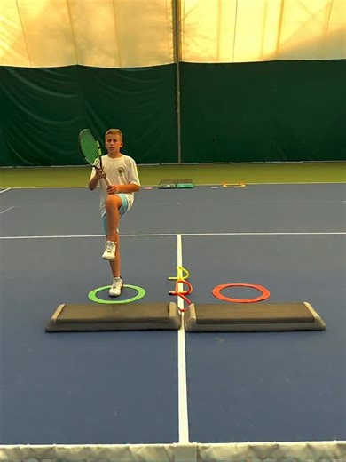 🔴 DRILL PARA LA VOLEA DE ATAQUE: técnica, footwork y biomecánica . 🎾 La apertura de cadera para alinearse con el punto de contacto y así poder incrementar la transferencia corporal de atras hacia adelante, mejorando el balance específico y creando momentum lineal. Desarrollo de la estabilidad dinámica, la energia elastica, la coordinación neuromuscular y visomotora entre otros aspectos —————————————————- 🔴 ATTACKING VOLLEY DRILL: technique, footwork, and biomechanics . 🎾 Opening the hips to 