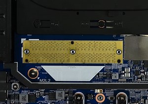 🧡 Новий форм-фактор ОЗУ – LPCAMM2 Компанія Lenovo випустила ноутбук ThinkPad P1 – перший у світі ноутбук, у якому використовуються знімні модулі ОЗУ стандарту LPCAMM2. Перевага LPCAMM2 полягає в енергоефективності та простоті ремонту. Ці модулі поєднують у собі переваги LPDDR, що розпаюється, але при цьому їх легко замінити. Зараз Micron самотньо працює над розробкою та виробництвом LPCAMM2, але незабаром Samsung та ADATA також приєднаються до цього процесу. Це дає надію на те, що новий формат 