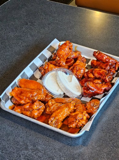 SPLIT IT UP — UP TO 4 WAYS! 👇🔥 Wingnutz is special for a reason. 🍗 5 wings — 1 way. 🍗 10 wings — 2 ways. 🍗 20 wings — 4 ways. Pull up hungry. 📍 4600 Genesee St, Buffalo, NY ✈️ Right by the Buffalo Airport. Dine-in or order takeout — however you do it, split it your way. . . #wingnutzbuffalo #whattodoinbuffalo #chickenwings