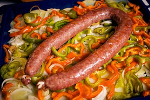 Longaniza al horno con patatas y verduras: una receta muy sencilla para una comida socorrida, pero deliciosa