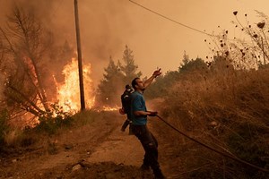 Τιτάνια μάχη να τιθασευτούν οι αναζωπυρώσεις και να μην φτάσει η φωτιά στην Ιστιαία | ΤΑ ΝΕΑ