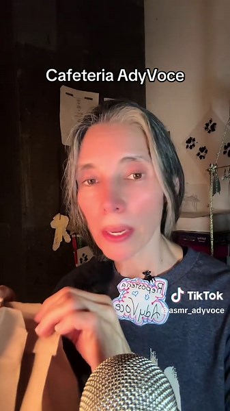 Variedad de Postres y Bebidas en Cafetería AdyVoce