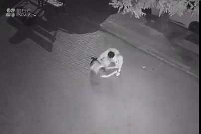 la cantidad de patadas que le pega en la cabeza con total impunidad, lo tiene que crucificar en un lugar público por hdp