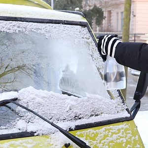 The perfect winter trick: Clean ice off your car windows in seconds Full instructions here: http://www.hefty.co/windshield-de-icer/ | Cleverly