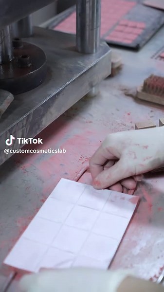 GMP-Certified Eyeshadow Production Process