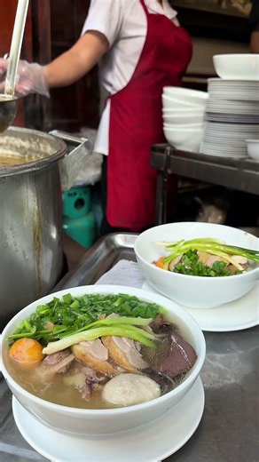 Chan nước dùng ninh 18 tiếng vàng óng tại Phở Gà Huyền Hương phố cổ Hà Nội