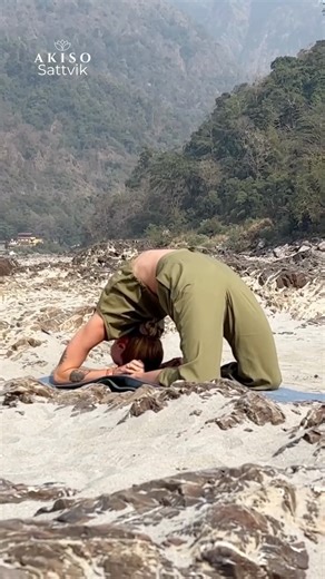 Akiso on Instagram: "Good posture needs good yoga wear. @mikaelijoy wears the Green Ananda Set for a comfortable Ustrasana. cotton yoga wear | organic yoga wear | natural yoga wear | cotton yoga pants | cotton yoga tops | eco yoga clothing | sustainable yoga wear | breathable yoga outfit | yoga wear for women cotton | yoga wear for men cotton | cotton athleisure | natural yoga clothing brand | yoga clothes without polyester | eco-friendly yoga outfit | AkisocommUnity"