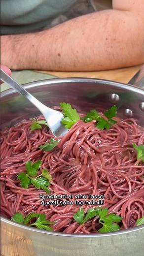 PASTA WITH RED WINE: two ingredients for an incredible result! #pasta #redwine #firstcourses