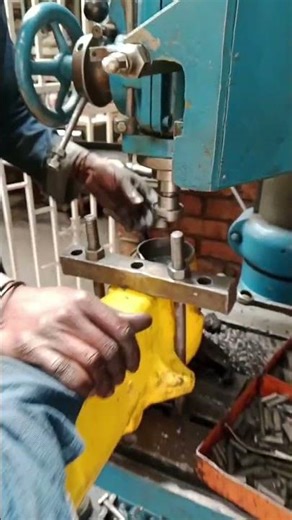 USING UNIVERSAL DRILLING MACHINE TO PREPAIR FOR BUSHING TRACTOR'S HOUSING HUB IN MECHANICAL WORKSHOP