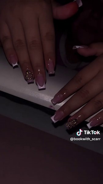 stop I love the gold flowerrrr🥹🥹🥹#fyp #nailtransition #goldnails #pinknails #inspo