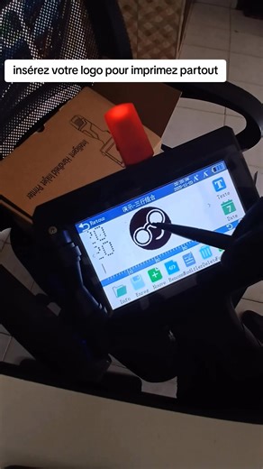 Le marqueur à jet d’encre portable est une innovation pratique pour vos impressions quotidiennes. Fonction : imprimer facilement des informations personnalisées sur tous types de surfaces. Rôle : faciliter le marquage sans ordinateur ni installation complexe. Caractéristiques : écran tactile couleur, design ergonomique, encre à séchage instantané et résultats nets et précis à chaque passage. Lamaisonriza.com | Maison riza