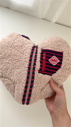 思い出の愛犬服をファスナーを活かしたハートのクッションにリメイク🐾