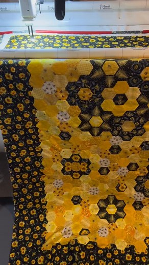 ✨ Bringing Raven’s gorgeous hand-pieced hexagon quilt to life on the longarm today! 🐝🌻 She chose the Field of Flowers edge-to-edge design and a stunning gold thread that shimmers beautifully across her bee and sunflower fabrics. The texture is just chef’s kiss! 💛 💫 For more info on my longarm quilting services, visit SteeleMakes.com￼ #QuiltingCommunity #LongarmQuilting #QuiltLove #ModernQuilter #QuiltsofInstagram #QuiltFinishing #EdgeToEdgeQuilting #CustomQuilting #FreeMotionQuilting #QuiltA