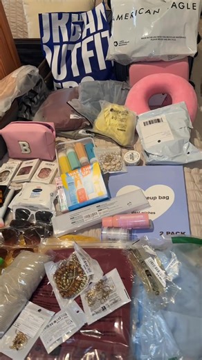 There’s no better feeling than packing for vacation.. 😫🤗 2 more days of work then 9 days off. I cannot wait to be in paradise. 🏝️🍹👙👓🌸🧘🏽‍♀️ What are some of your MUST haves for going out of the country!? #dominicanrepublic 🇩🇴 #puntacana #almostthere