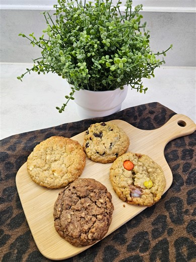 One dough. Endless cookies 🍪 Same base, different flavours because baking doesn’t need to be complicated. Oats, butter, sugar, egg, baking powder… then add whatever you fancy Base recipe in my other reel ❤️ #homebaked #familybaking #simpleingredients #scratchbaking #lunchboxideas