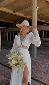 Xoxo, your western bride 🤍🤠 Model: @__morgannicole Dress: @birdiebridalfw Hair & Makeup: @rwn.beauty Jewelry: @sunwesthandmade Hat: @baileyhatcompany Boots: @libertyblackboots Photographer: @poppiesandpinesphotography Florals: @angelicgardenflorist Venue: @cowtowncoliseum #westernbride #texasbride #westernwear #westernwedding #stockyards #fortworthstockyards | Birdie Bridal