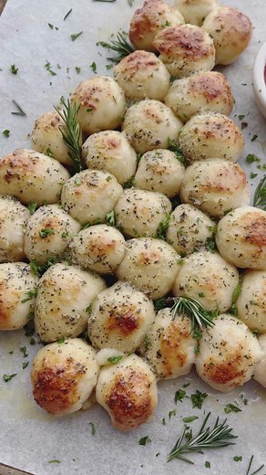 588K views · 2.1K reactions | Christmas tree pull apart bread is SO CHEESY on the inside, and soft and chewy on the outside! Recipe here: https://therecipecritic.com/christmas-tree-pull-apart-bread/ | Tried and True Recipes | Facebook