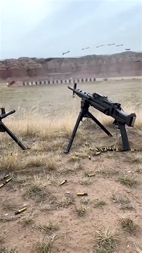 Soldiers Conduct Live-Fire Machine Gun Training at Desert Range | Belt-Fed Weapons Qualification 😲