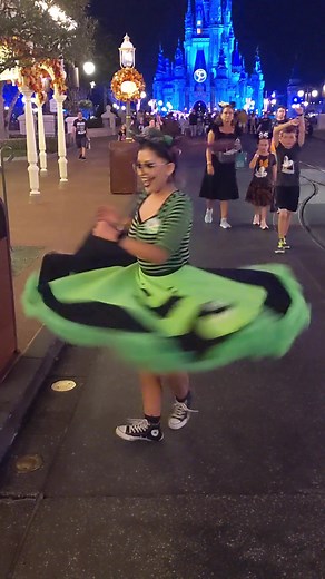 I got to go to Disney World Last year during Spooky season and I loosely cosplayed as Oogie Boogie💚🖤👻 #halloween365 #spooky365 #Disney #disneyworld #Halloween #HalloweenDisney #DisneyHalloween #disneyadult #cosplay #cosplayer #OogieBoogie #oogieboogiecosplay