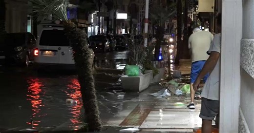 Puglia, negozi e case invasi dall'acqua. A Foggia tettoia di un palazzo divelta da una tromba d'aria