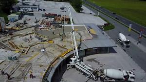 160m³ Beton (20 Mischwagen) werden im Laufe des Tages auf 800m² Fläche für die Elementdecke der neuen Alm-ArenA verteilt. Mehr Infos: https://goo.gl/C29Ltl #almarena #apresski #restaurant #neu #wintersaison1718 #hauserkaibling #schladmingdachstein #skiamade | Hauser Kaibling