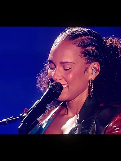Reminding us why Falling remains timeless. Celebrating nearly 25 years of this iconic soulful ballad. Celebrities are utterly mesmerized by Alicia Keys’ live rendition of Falling. #AliciaKeys #Falling #ClassicSong #LivePerformance #CelebrityReactions