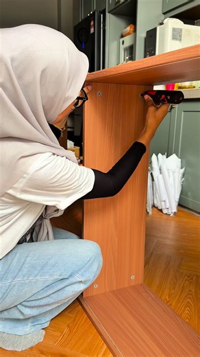 rajanurhazwani on Instagram: "Harini haz nak share cara DIY almari lama. dengan menggunakan wallpaper boleh ubah almari lama nampak baru sikit. hehe. cara ni dapat jimatkan duit poket memandangkan nak masuk bulan ramadan xlama lagi. nak beli baru macam membazir je sebab elok lagi. semoga bermanfaat #diy #makeover #kitchen"