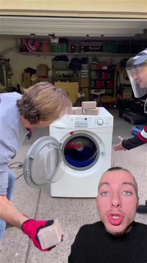 Lancement de briques dans une machine à laver en mouvement