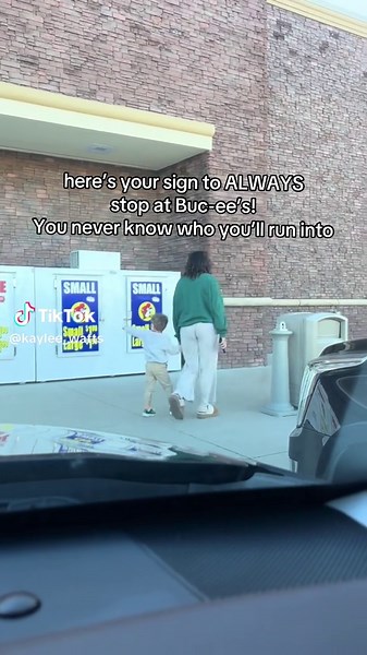 still freaking out a little and she’s an absolute sweetheart ⭐️#onetreehill #bucees #athensal #janakramer #celebritysighting