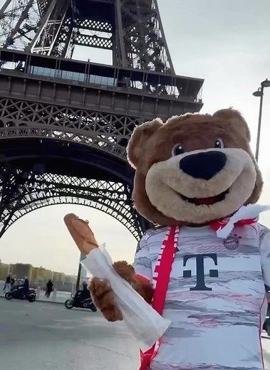 Berni with a baguette at the Eiffel Tower | PSG vs Bayern | Champions League