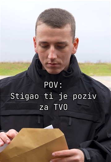 Osjećaj kad stigne poziv za TVO. Svaka sličnost s videom je – istinita. 😎 📑 Ministarstvo obrane Republike Hrvatske poslalo je prve pozive na obvezne zdravstvene preglede mladićima rođenima 2007. godine koji imaju hrvatsko državljanstvo i prebivalište u 🇭🇷. ℹ️ Novaci ocijenjeni sposobnima za vojnu službu pozive za služenje temeljnog vojnog osposobljavanja zaprimit će tijekom veljače 2026., dok se početak obuke očekuje početkom ožujka 2026. godine.