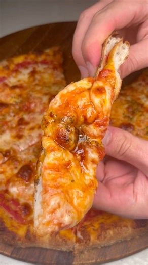 Delivered by frisbee🥏🍕Try my easy same day dough recipe, it’s the pinned post on my page! DM me your pizza pics to be featured in my stories🍕📸Subscribe to my Patreon for step by step tutorials of my home-oven-pizzas📝🧪Link in bio #pizza #food #asmr #mukbang #recipe | pizzofart