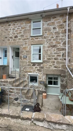 Fancy your next holiday in beautiful St Ives? Here’s the lovely HARDYS COTTAGE - sleeping 4, dog friendly and in the heart of old town down along in St Ives https://www.cherishedcottages.co.uk/cottages/hardys-cottage/ | Cherished Cottages