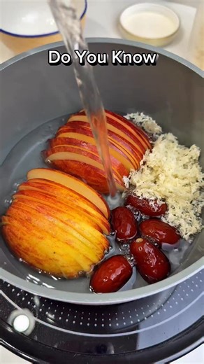 My Mum's Flavour on Instagram: "[Recipe] Apple Snow Fungus Red Date Soup has the following benefits - Moisturizing the Lungs and Relieving Cough: The collagen in white fungus and the fruit acids in apples moisturize the lungs, relieving dry cough with little phlegm and throat discomfort. Nourishing “Yin” and Beautifying the Skin: White fungus is rich in collagen and polysaccharides, moisturizing the skin and maintaining elasticity; red dates and apples replenish vitamins and help with antioxidat