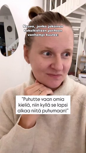 Voi kun se olisi niin yksinkertaista!😇 Lapsen kaksikielisyyden tukeminen voi itseasiassa olla superhaastavaa ja työlästä! Tämä perustuu sekä tutkimuksiin (tsekkaa alta), että myös meidän kaksikielisen perheen kokemukseen🧑‍🧑‍🧒‍🧒 Kaksikielisissä perheissä OPOL -strategia (one parent one language) tai mikään muukaan strategia ei ole automaattinen tae sille, että lapsi alkaa puhumaan molempia kieliä. 💡Tässä yhden tutkimuksen tuloksia, jossa tietoa kerättiin 1899 perheeltä: 🟢 Kun molemmat vanh