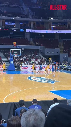 KIRBY DROPS THE HAMMER 🔨 @kirbymongcopa seals the win for @feumbb, swatting Matthew Montebon’s attempt from beyond the arc in overtime. @coachseanchambers20’s wing also converted the squad’s final free throws, putting the Soaring Falcons away. (Video Rights: UAAP/Cignal) #ALLSTARMagazine #SportsBeyondTheScoreboard #UAAP88 #Basketball | All-Star Magazine