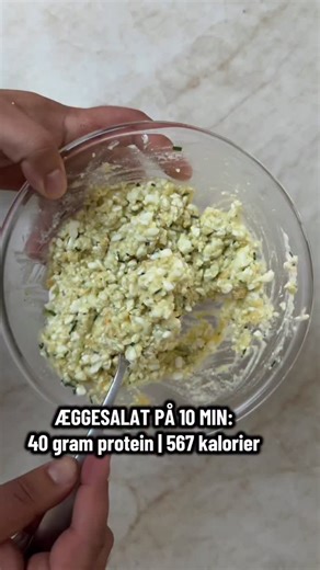 Proteinrig æggesalat 👨‍🍳 Lav på kalorier, super lækker og en oplagt frokost, når du lige har et kvarter ⏰ Jeg spiste endda den her om aftenen ☝️ Ingredienser: - 2 æg - 150 gram hytteost - en halv avokado - purløg - citron - salt % peber - to stk sandwich toast Den nye efterårs-e-bog er nu klar 📕 Her får du inspiration til måltider, som både smager sindssygt godt OG hjælper dig tættere på dit mål. 👉 Vil du have e-bogen? Kommentér “EFTERÅR” nedenfor – så sender jeg den direkte til dig 🚀 #onli