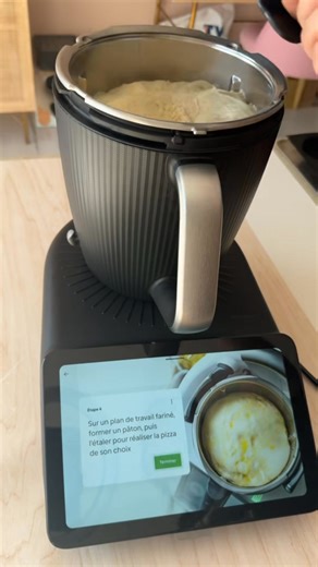 Aujourd’hui je vous montre le pétrin du TM7 avec la pâte à pizza 🍕 Un pétrin d’une qualité professionnelle qui assurera la réussite de toutes vos pâtes : brioche, pain, pizza, pâte brisée, sablée… on fait absolument tout et très facilement avec le Thermomix 😁 Et bien sûr, il est possible de cuisiner en mode manuel grâce à ses 20 modes inclus, afin de faire vos propres recettes. Il vous fait de l’œil ? Contactez moi 🙂 je peux être votre conseillère et vous accompagner dans toute la France 🇫🇷