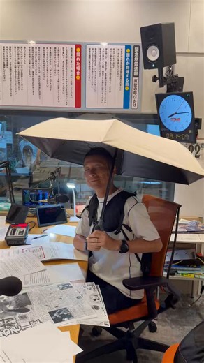 楽天市場 この夏のトレンド予測☀️🍉水を循環させ冷却する「水冷ウェア」を着て、日傘とファン一体化の「ファンブレラ」をさしてます⛱️この夏はこの装備で暑さを乗り切ろうかな...😎#ABCラジオ #おはパソ #小縣裕介