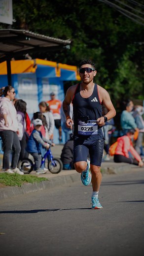 Seba Campos on Instagram: "Ya te ganaste a ti mismo ❤️‍🩹 Lo más difícil de una carrera no es correr una carrera. Lo difícil es prepararla por meses, mantener la disciplina aun cuando no hay ánimos, combinar tu rutina doméstica con tus ganas de mejorar tu rendimiento, salir de casa cuando está oscuro, mantener la ilusión y el ánimo cuando aparecen lesiones, sacar la última serie cuando el cuerpo dice que no puede más. Ahí, ya te ganaste a ti mismo. El día de la carrera es una ruleta rusa. A vece