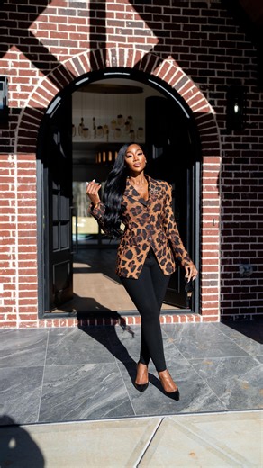 Quiana Shonte', MBA, Real Estate Broker on Instagram: "Luxury isn’t a future goal it’s a lifestyle you can step into now.🏠 Imagine experiencing luxury living without the long-term commitment, this is where this home comes in. From the moment you enter this brand-new construction residence, gleaming hardwood floors, elegant lighting fixtures, and refined designer details set a sophisticated tone. Spanning an impressive 6,568 square feet, the home offers eight generously proportioned bedrooms, tw