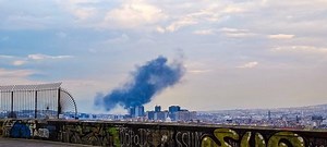 Vasto incendio a Napoli, grossa nube nera sulla città: sul posto i vigili del fuoco