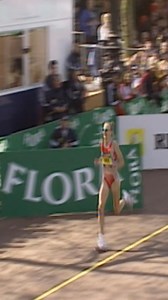 #OTD in 2003 - Perfection from Paula ⚡️ A historic day for British marathon running as Paula Radcliffe set a phenomenal world record time of 2:15:25 in her home marathon, becoming the first woman to run under 2:16:00. 👏 Radcliffe's women's marathon world record time stood for an incredible 16 YEARS, until it was finally broken by Brigid Kosgei in Chicago in 2019. What's even more impressive is that her 2:15:25 STILL STANDS as the course record for the elite women's race in London. 🤯 Alongside 