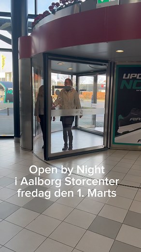 Open by Night i Aalborg Storcenter fredag den 1. Marts 🌜🛍️ Vi holder åbent helt til kl. 22 og fylder butikkerne med lækre tilbud, fede konkurrencer og god stemning 🥳 Sæt kryds i kalenderen og tag hele familien med til en hyggelig aften i Aalborg Storcenter 😃 | Aalborg Storcenter